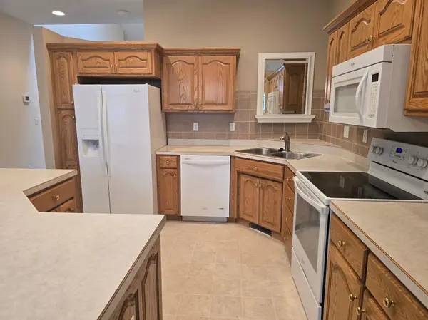 3323 W Prairiewood DR S, Fargo, ND 58103