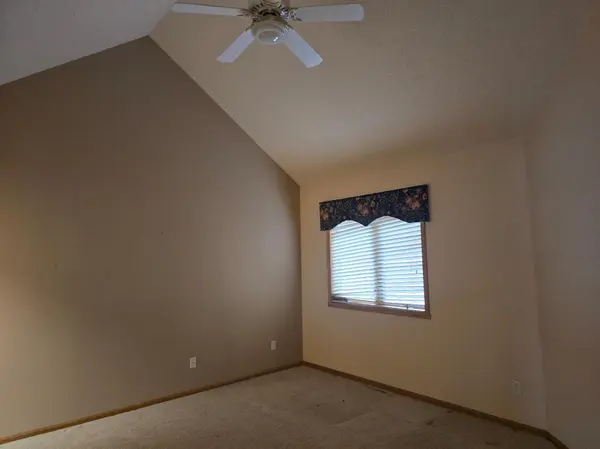 3323 W Prairiewood DR S, Fargo, ND 58103