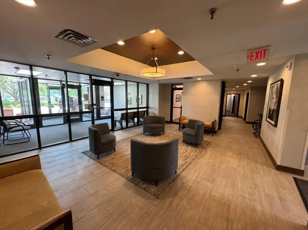 1181 Edgcumbe RD #404, Saint Paul, MN 55105