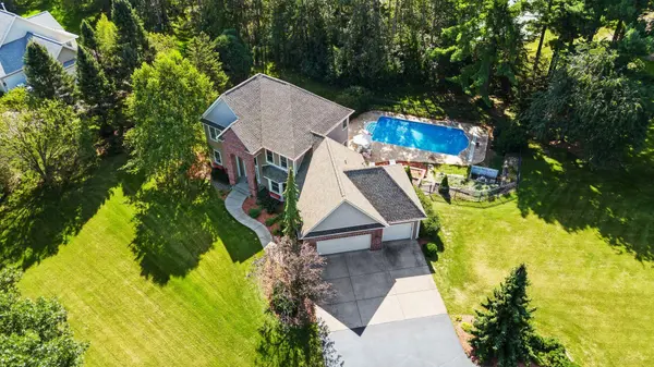 323 Saint Annes Pkwy, Hudson, WI 54016