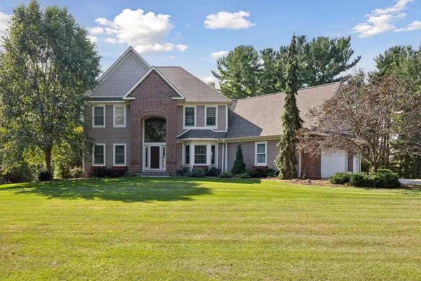323 Saint Annes Pkwy, Hudson, WI 54016