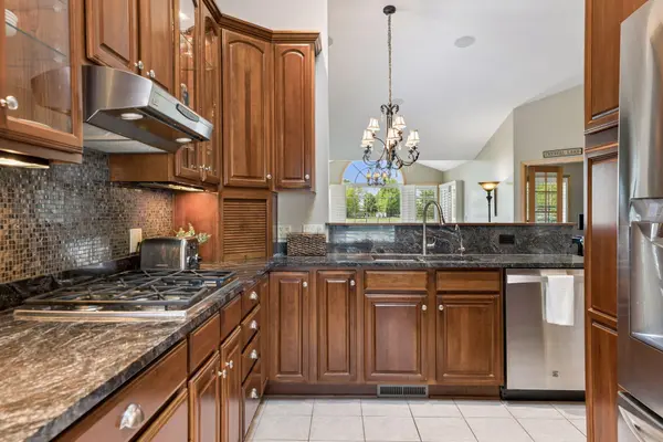 8975 Deer Run DR, Victoria, MN 55386