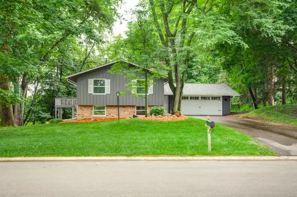 15841 N Hillcrest CT, Eden Prairie, MN 55346