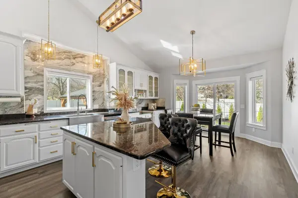 9154 Edinburgh LN, Woodbury, MN 55125