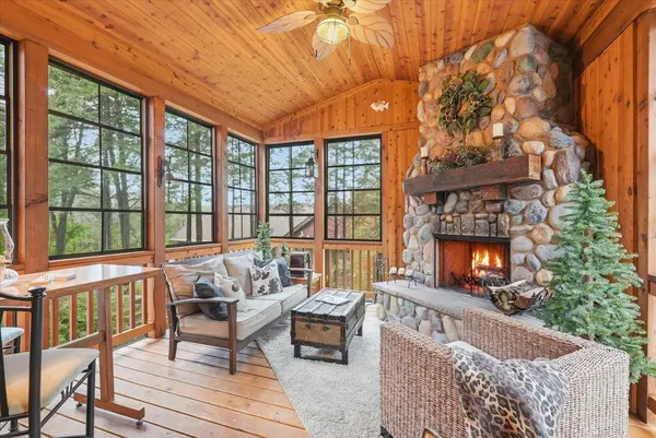 492 E Cove RD, Hudson, WI 54016
