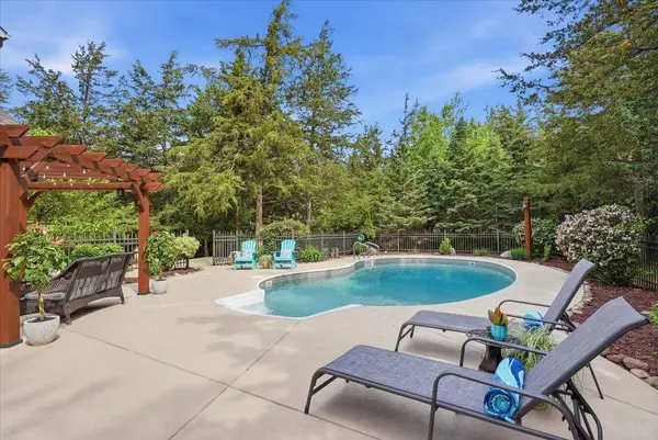 492 E Cove RD, Hudson, WI 54016