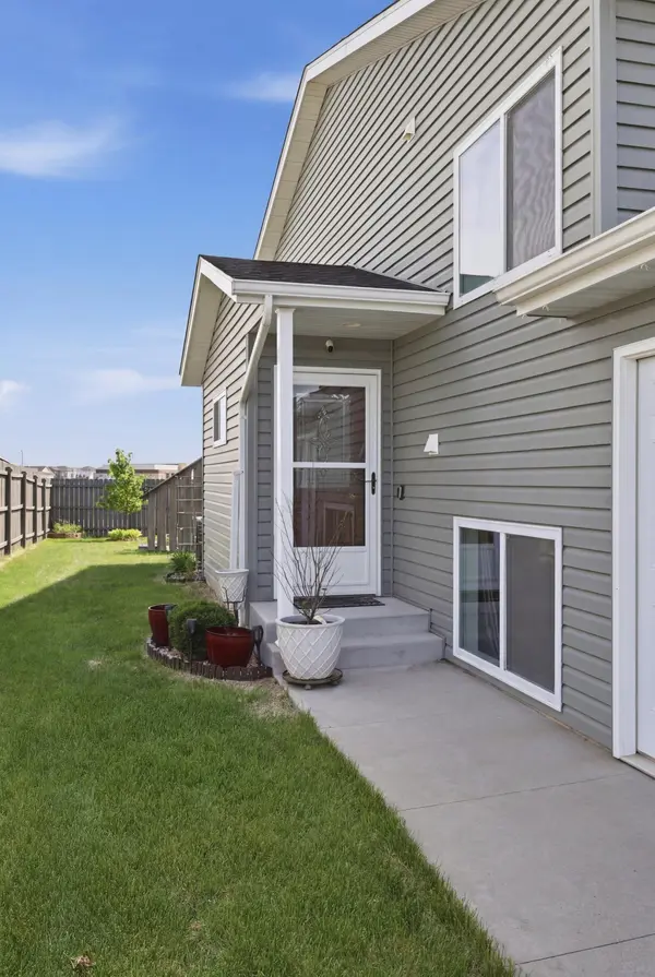 3392 Maple Leaf LOOP S, Fargo, ND 58104
