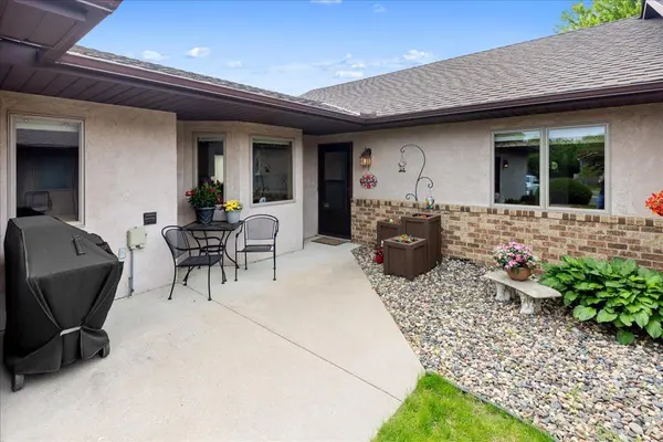2084 Vierling DR E, Shakopee, MN 55379