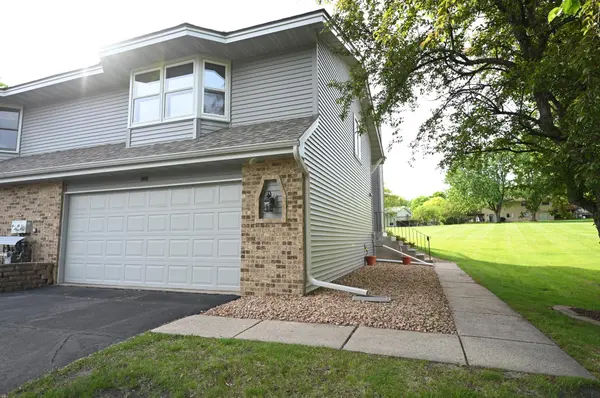 800 Buckingwood CT, Chanhassen, MN 55317