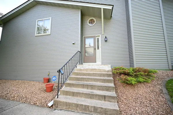 800 Buckingwood CT, Chanhassen, MN 55317