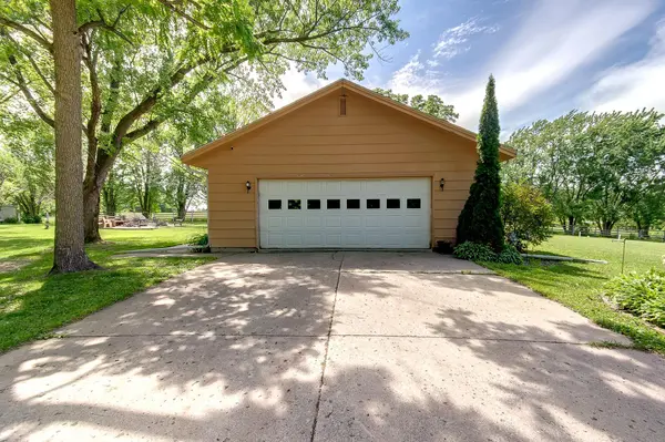 10760 100th ST W, Montgomery, MN 56069