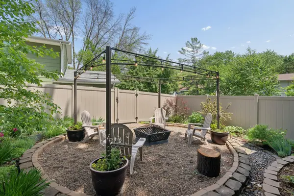 503 Laredo LN, Chanhassen, MN 55317