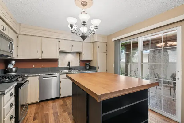 503 Laredo LN, Chanhassen, MN 55317