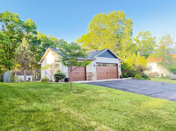 2533 Montana AVE E, Maplewood, MN 55119