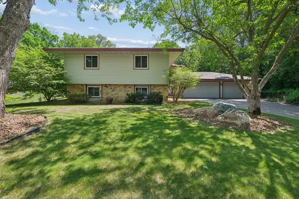 3203 Red Oak CIR S, Burnsville, MN 55337