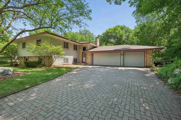 3203 Red Oak CIR S, Burnsville, MN 55337