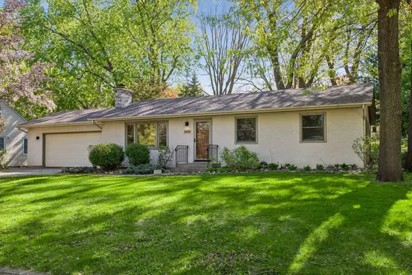 2966 Mildred DR, Roseville, MN 55113