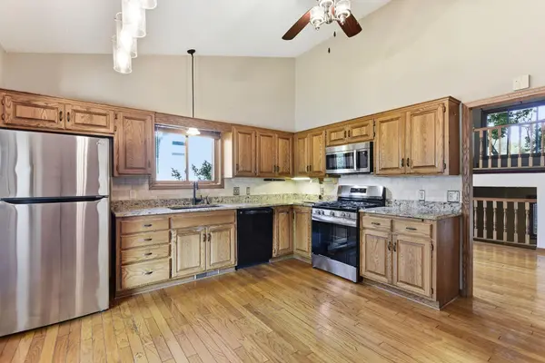 400 Interlachen RD, Burnsville, MN 55306