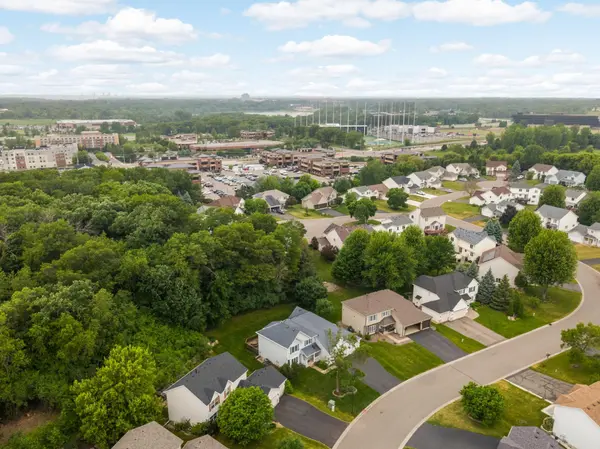 676 Falcon Ridge RD, Woodbury, MN 55125