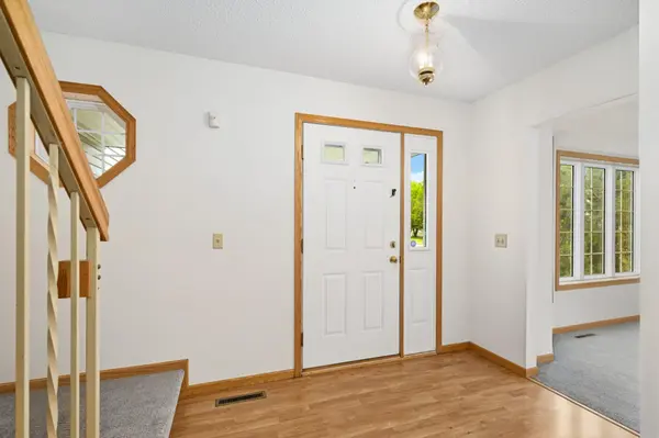 676 Falcon Ridge RD, Woodbury, MN 55125