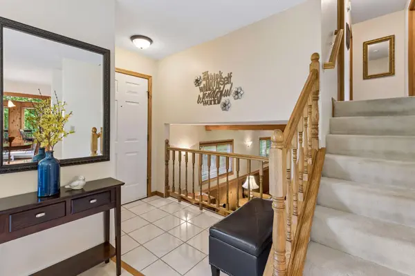10435 Buckingham DR, Eden Prairie, MN 55347