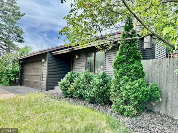 1360 Willow Creek LN, Shoreview, MN 55126