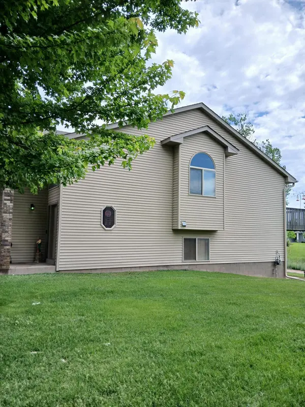 9180 Orchard CIR, Monticello, MN 55362