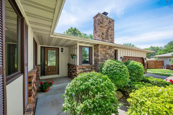 3653 Grenadier TRL N, Oakdale, MN 55128