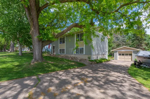 1401 Autumn DR, Faribault, MN 55021
