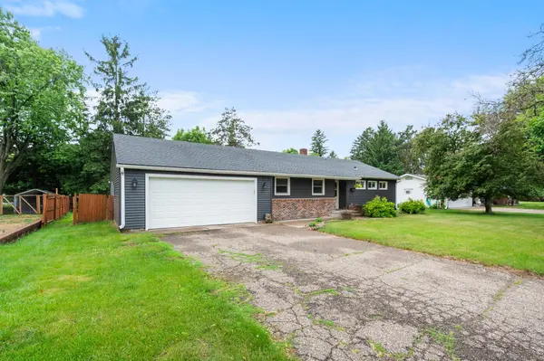 907 Fairfield RD, New Richmond, WI 54017