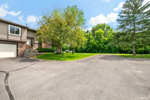 2890 Castleford CT, Woodbury, MN 55125
