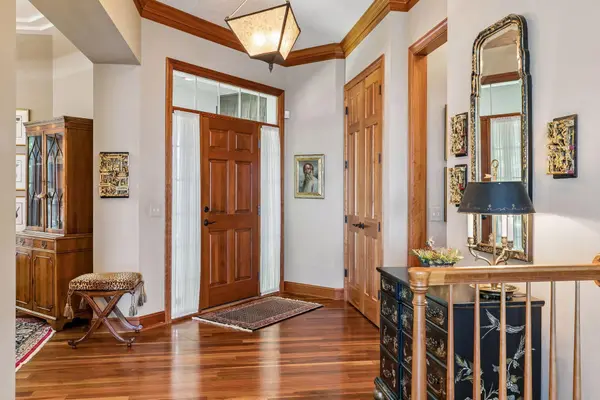 10058 Indigo DR, Eden Prairie, MN 55347