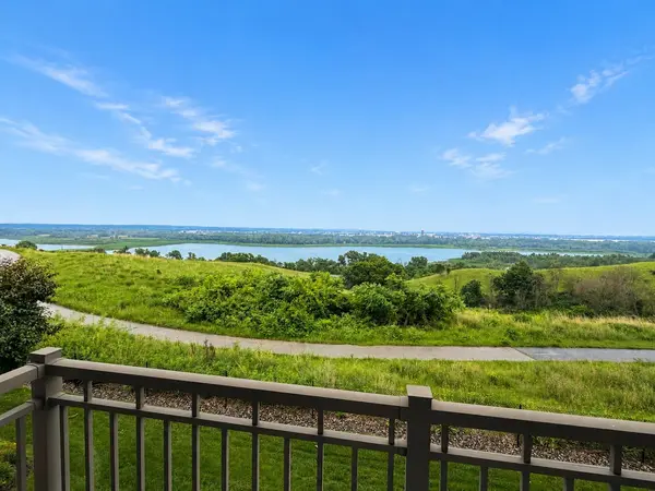10058 Indigo DR, Eden Prairie, MN 55347