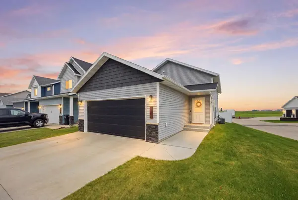 1138 Highland LN W, West Fargo, ND 58078