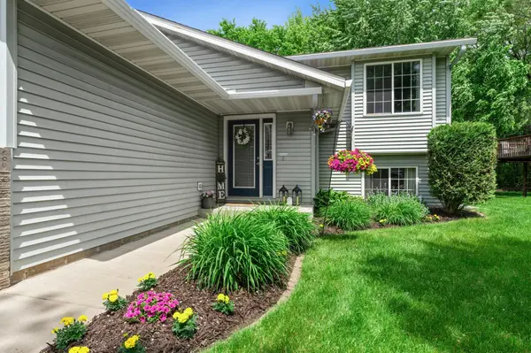 735 Marigold DR, Cambridge, MN 55008