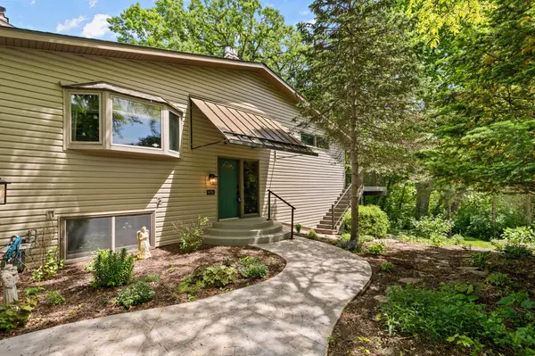 9708 Mill Creek DR, Eden Prairie, MN 55347