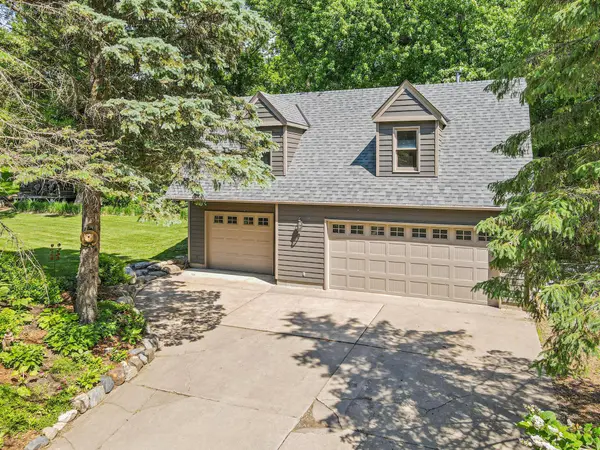 523 Roselawn AVE W, Roseville, MN 55113