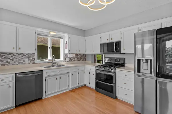 899 Park Knoll DR, Eagan, MN 55123