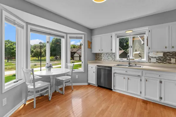 899 Park Knoll DR, Eagan, MN 55123