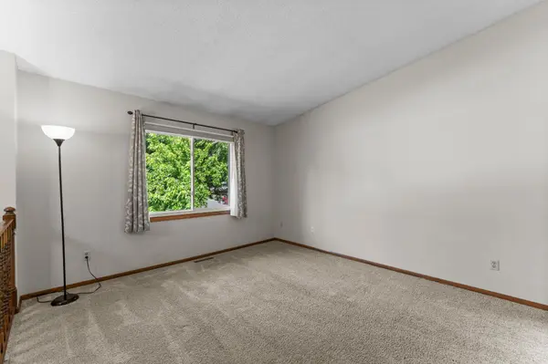 1264 Deercliff LN, Eagan, MN 55123
