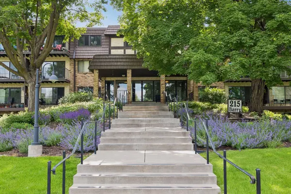 215 Barry AVE S #218, Wayzata, MN 55391