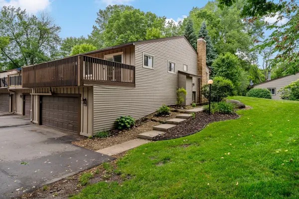 241 River Woods LN, Burnsville, MN 55337