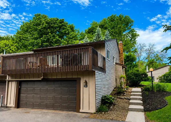 241 River Woods LN, Burnsville, MN 55337