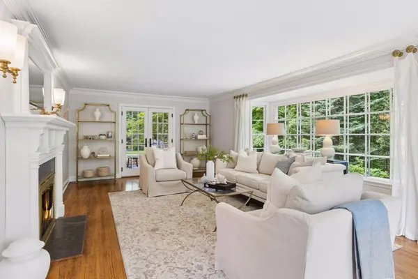 60 Myrtlewood RD, Wayzata, MN 55391