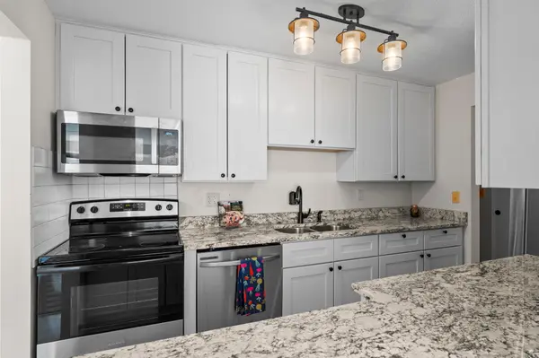 329 Geneva AVE N #204, Oakdale, MN 55128