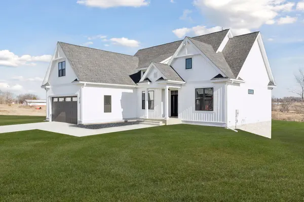 610 Field Point ST, Roberts, WI 54023