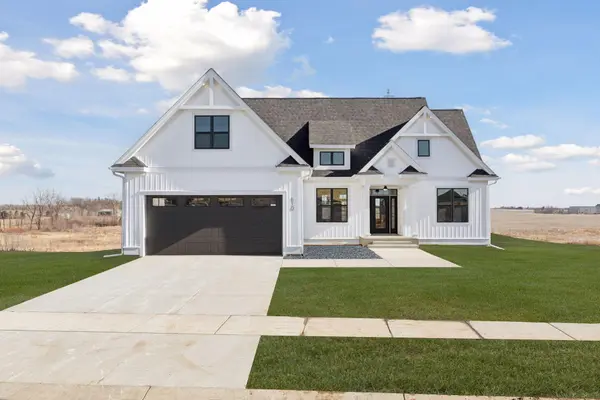 610 Field Point ST, Roberts, WI 54023
