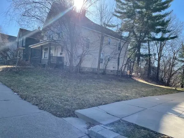 678 Lawson AVE E, Saint Paul, MN 55106