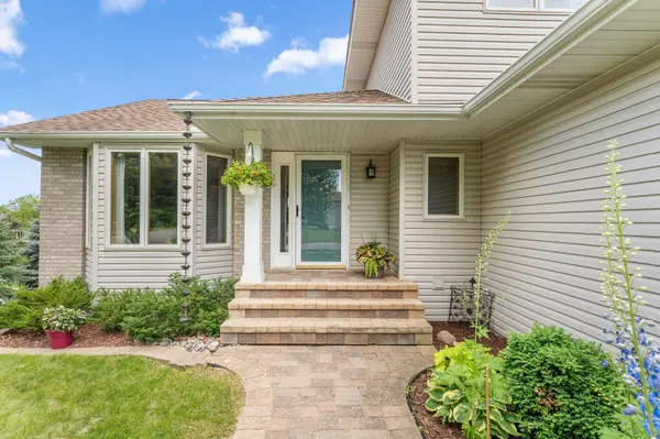 8649 Alisa LN, Chanhassen, MN 55317