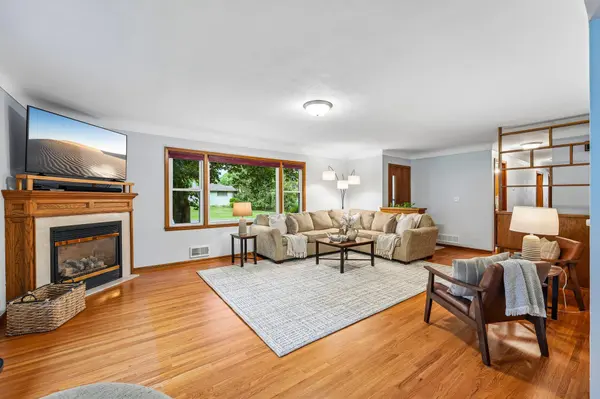 1866 Sterling AVE N, Maplewood, MN 55109